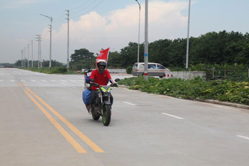 中國(guó)最年輕摩托車手環(huán)華騎行在超人廚衛(wèi)發(fā)車