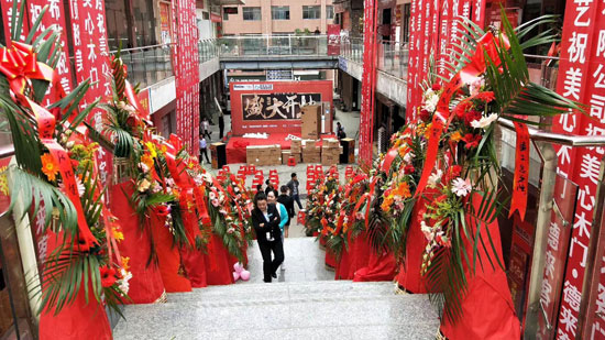 喜報(bào)！德來(lái)客門(mén)窗銅仁旗艦店盛世起航