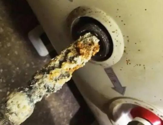 20元的電熱水器鎂棒，自己一樣可以輕松替換！