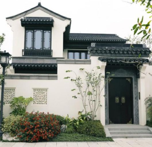 慢慢的大家會(huì)選擇中式復(fù)古門窗，因?yàn)樗谜蔑@出個(gè)人氣質(zhì)