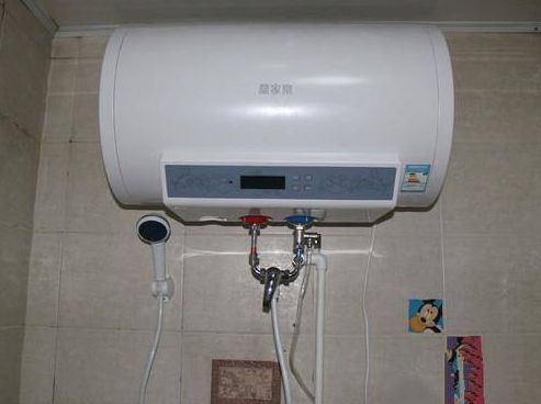 家里熱水器裝燃?xì)膺€是電好?一聽(tīng)老電工說(shuō)的話，后悔我家裝不對(duì)。